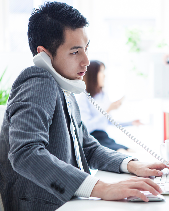 ビジネスパーソンがノートパソコンで作業している様子