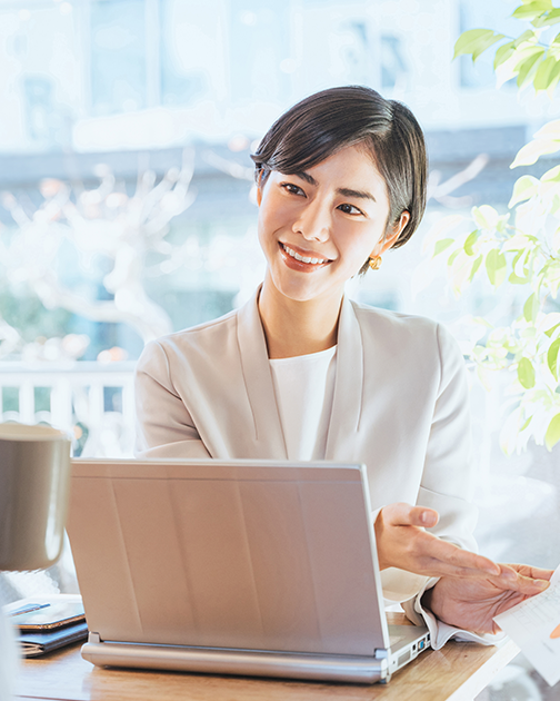 ビジネスパーソンが電話をかけている様子