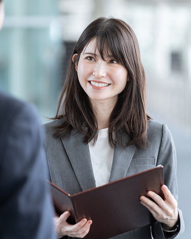 女性ビジネスパーソンがタブレットを持っている様子