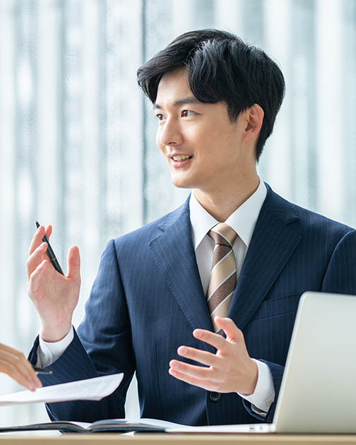 男性ビジネスパーソンがプレゼンテーションをしている様子